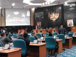 Hadiri Paripurna DPRD, Ahok dan Lulung Saling Melirik Lalu Tertawa