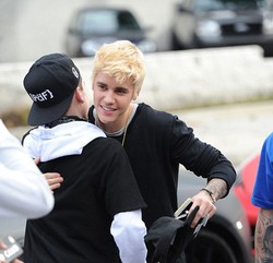 Penampilan Baru Justin Bieber Cat Rambut Jadi Pirang, Yay Or Nay?