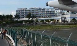 Di Karibia, Turis Adu Kuat Lawan Mesin Jet Pesawat