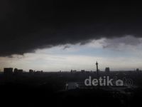 Awan Hitam Payungi Jakarta