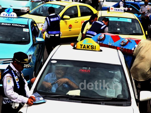 Petugas Razia dan Cek Bagasi Taksi