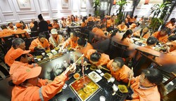 Lebih Dari 180 Petugas Kebersihan Makan Gratis di Restoran Hot Pot Ini