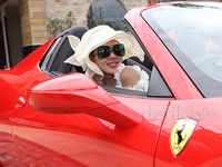 Aih, Centilnya! Pose Syahrini Naik Ferrari di Bali