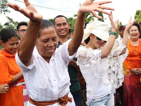 Syahrini Disambut Meriah di Desa Tangguwisia Bali