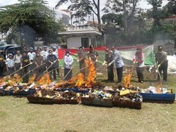 Kejari Bandung Musnahkan Senpi Rakitan dan Puluhan Ribu Narkoba