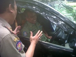 Priit! PNS Karawang Ini Bayar Denda karena Mobilnya tak Bertong Sampah