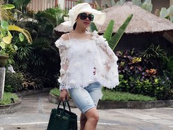 Pakai Tank Top dan Hot Pants, Gaya Syahrini di Bali