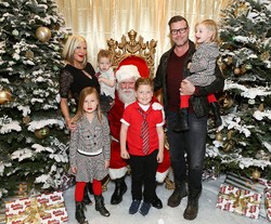 Curhat Tori Spelling Jadi Ibu Empat Anak: Tidak Pernah Bisa Pipis Sendirian