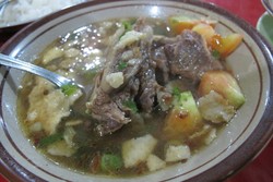 Sop dan Soto Betawi Ibu Yati : Sluurp, Gurih Hangat Sop Iga Racikan Ibu Yati