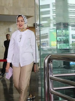 Berkemeja Putih, Ini Penampakan Airin Ketika Menyambangi KPK