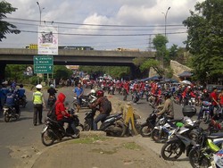 Buruh Bubarkan Diri setelah 3 Jam Ganggu Lalin di Pintu Tol Bitung