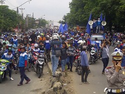 Begini Aksi Ribuan Buruh Blokir Pintu Tol Bitung yang Bikin Lalin Kacau