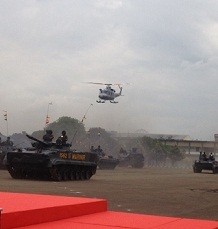 Aksi Kendaraan Tempur Sambut Menhan di Mako Marinir