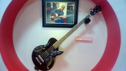 Gitar Bass Metallica untuk Jokowi akan Dilelang di Yogyakarta