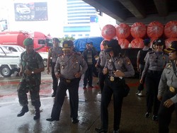 Hari Antikorupsi, Mahasiswa Demo dan Kapolda Sulselbar Joget Bareng Polwan