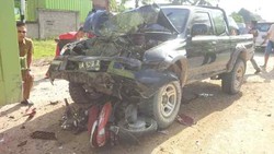 Mobil Strada Triton Tabrak 2 Sepeda Motor dan Truk, 1 Orang Tewas