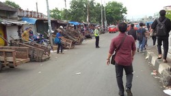 Polisi Berjaga, Pemotor Lawan Arus di Area Stasiun Pasar Minggu Mental