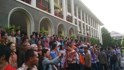 Usai Beri Kuliah Umum, Jokowi Diajak Selfie Puluhan Mahasiswa