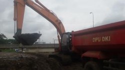 Sering Akibatkan Banjir, Hilir Kali Angke di Penjaringan Mulai Dikeruk