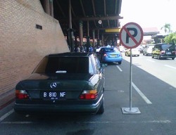 Petugas Gembok Mobil yang Parkir Sembarangan di Bandara Cengkareng