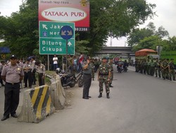 Buruh Sampai di Pintu Tol Bitung, Polisi Bersenjata Gas Air Mata Siaga