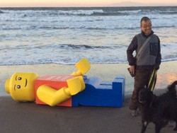 Patung Legoman Muncul Misterius di Pantai Jepang
