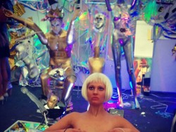 Hiii! Usher Isi Baterai Ponsel di Instalasi Alat Kelamin Wanita