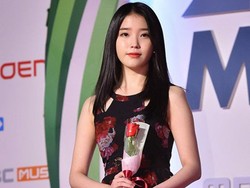 Setelah Kang Sora, Baju Murah IU Kini Jadi Sorotan