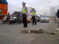 Terpeleset Pasir, Pemotor Tewas Terlindas Bus di Pantura