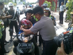 Hari Terakhir Operasi Zebra, Pemotor di Semarang Diberi Helm oleh Polisi