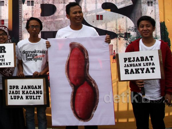 ICW Bawa Kacang ke DPR