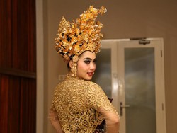 Dari Princess, Kini Syahrini Tampil Bagai Ratu di Bali