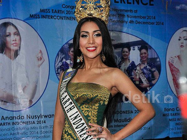 Pesona Miss Earth Indonesia 2014 Bergaun Hijau