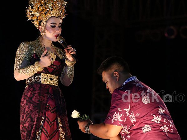 Wow, Syahrini Dilamar di Bali