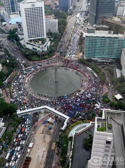 Penampakan Kacaunya Lalin di HI Akibat Demo Buruh dari Lantai 39
