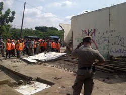 Puluhan Bangunan dan Ratusan Lapak PKL di KBT Ditertibkan Pemprov DKI Jakarta