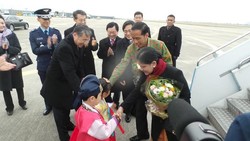 2 Anak Korsel Sambut Jokowi dan Iriana dengan Bunga