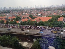 Penampakan Massa Buruh Kuasai Tol Wiyoto Wiyono dari Gedung Bertingkat