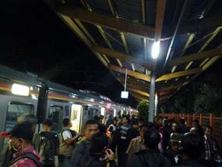 KRL Tujuan Depok dan Bogor Gangguan, Penumpang Terlantar di Stasiun Tanjung Barat
