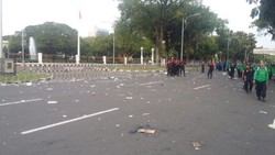 Buruh Bubarkan Diri, Sampah Berserakan di Depan Istana