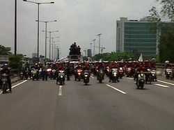 Bakar Ban di Gerbang Pulomas, Massa Buruh Lalu Konvoi di Tol Wiyoto Wiyono