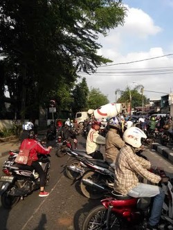 Truk Molen Mogok Melintang, Jalan TB Simatupang Arah Pasar Rebo Macet Parah