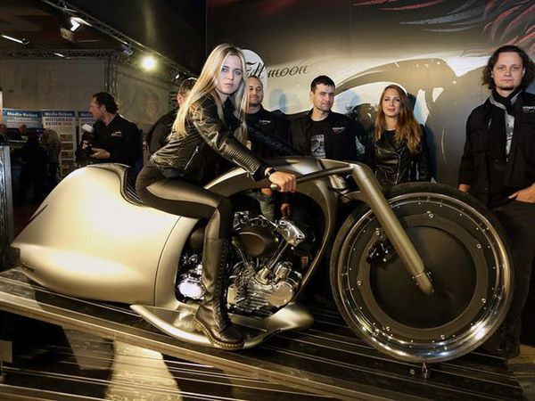 Bulan Purnama, Motor Karangan Akrapovic