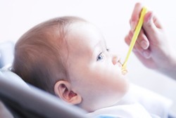 Meski Sedang Kebanjiran, Jangan Pernah Abaikan Standar Pemberian Makan Bayi