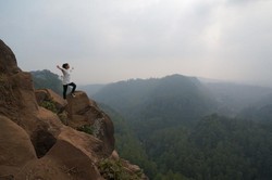 Berdiri di Tebing Keraton, Serasa Melayang di Atas Bandung