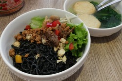 Unik! Ada Restoran yang Jual Mie Hitam di Lampung