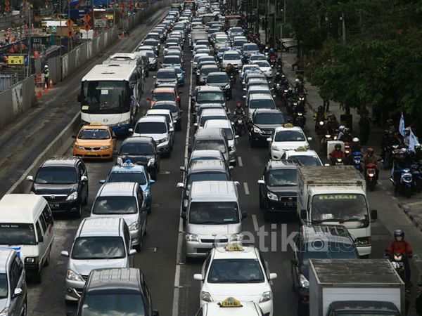 Ada Demo Buruh Kawasan Bundaran HI Macet