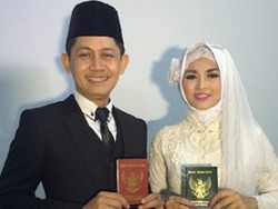 Fitri Karlina: Tak Ada Lagi Penghalang Cinta Kita