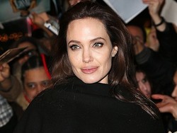 Angelina Jolie Izinkan Anak Pasang Tato, Brad Pitt Keberatan