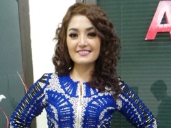 Pinggul Dipegang-pegang di Panggung, Siti Badriah Tak Risih